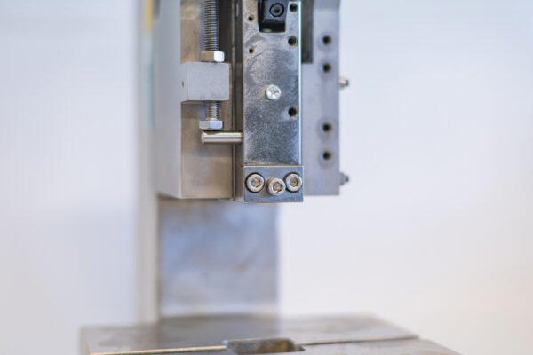 Pressetta manuale a ginocchiera 8/12 HKPV Gechter con trattamento per camera bianca, dettaglio slitta e guida prismatica