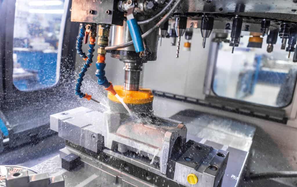 Le spazzole ATB sono a tutti gli effetti degli utensili di lavorazione e possono essere comodamente inserite nel magazzino utensili di un centro di lavoro. Nell'immagine si nota come la spazzola lavori in presenza di refrigerante senza problemi, garantendo anzi risultati migliori e una maggior longevità