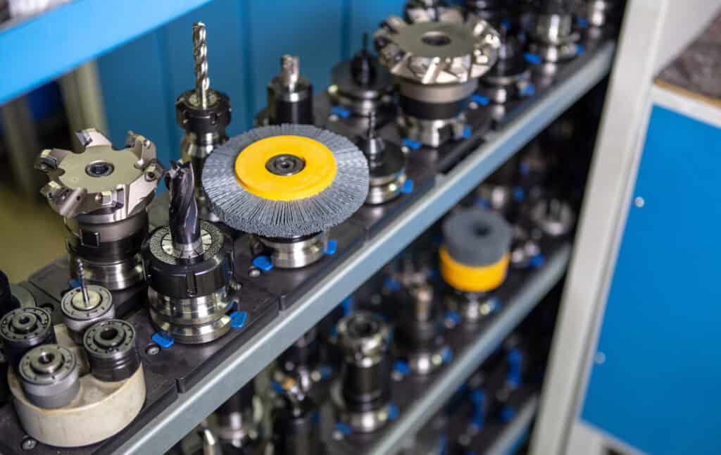 Le spazzole ATB sono a tutti gli effetti degli utensili di lavorazione e possono essere comodamente inserite nel magazzino utensili di un centro di lavoro. Con gli adattatori proposti come accessorio è possibile montare le spazzole ATB su ogni centro di lavoro disponibile sul mercato