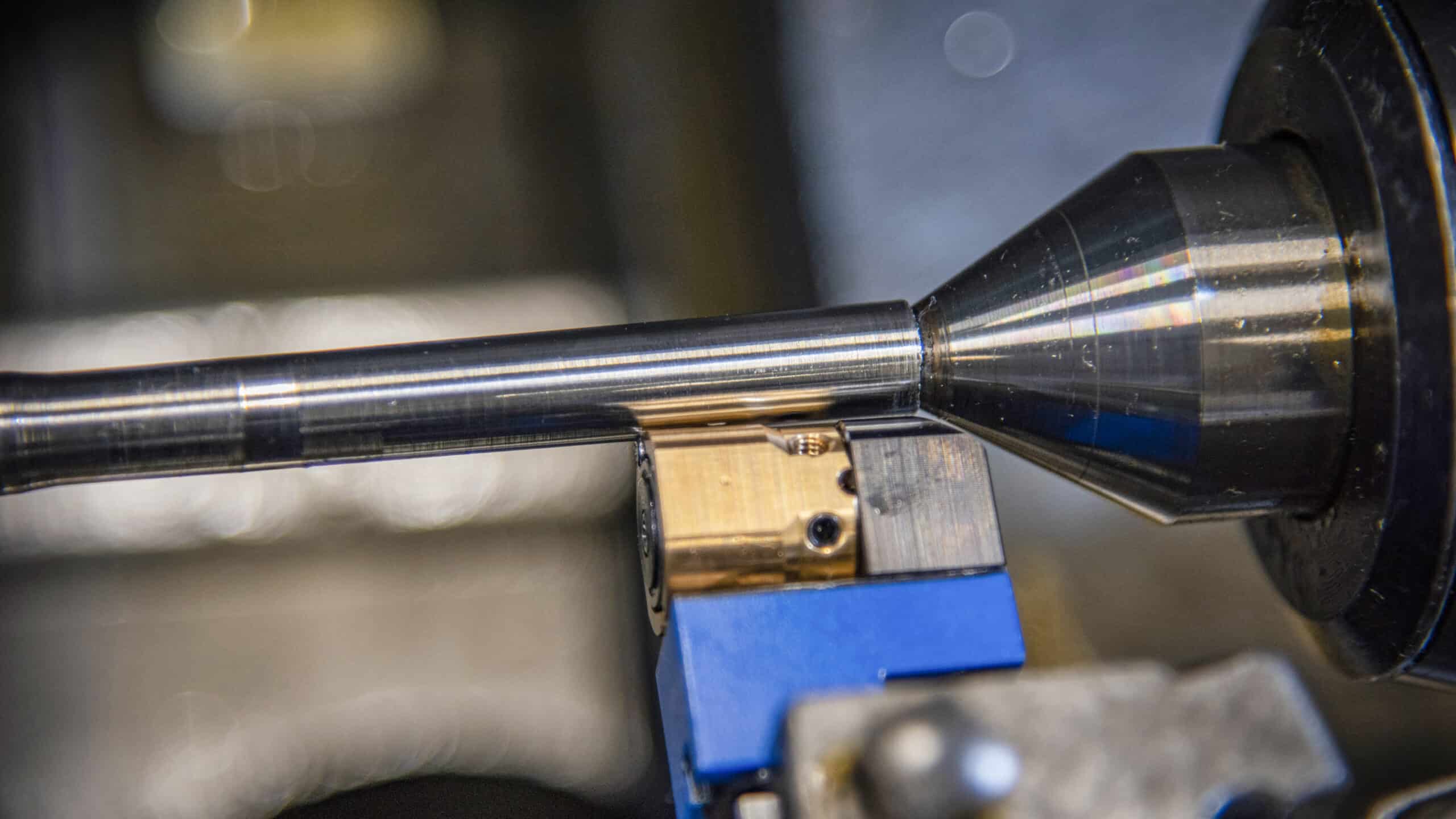 Utensile EG3T al lavoro su un tornio