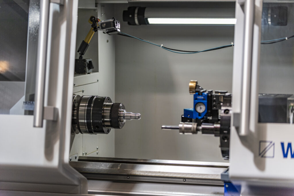 Utensili a rullo singolo e rullo multiplo ECOROLL su un tornio alla EMO 2025 di Hannover