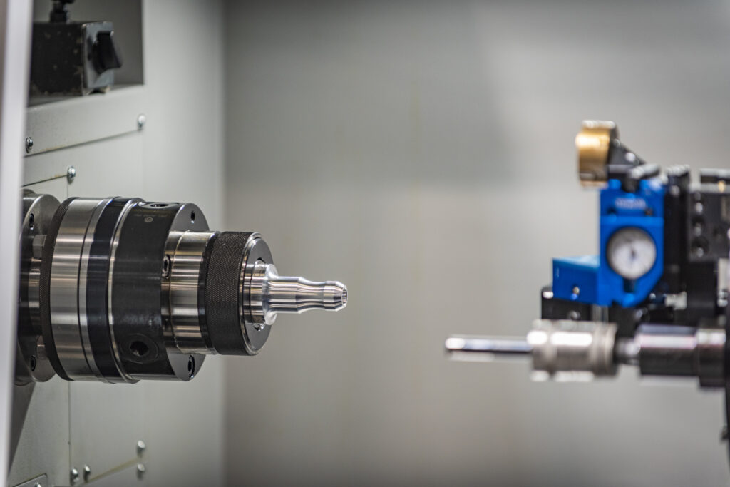 Utensili a rullo singolo e rullo multiplo ECOROLL su un tornio alla EMO 2025 di Hannover, dettaglio