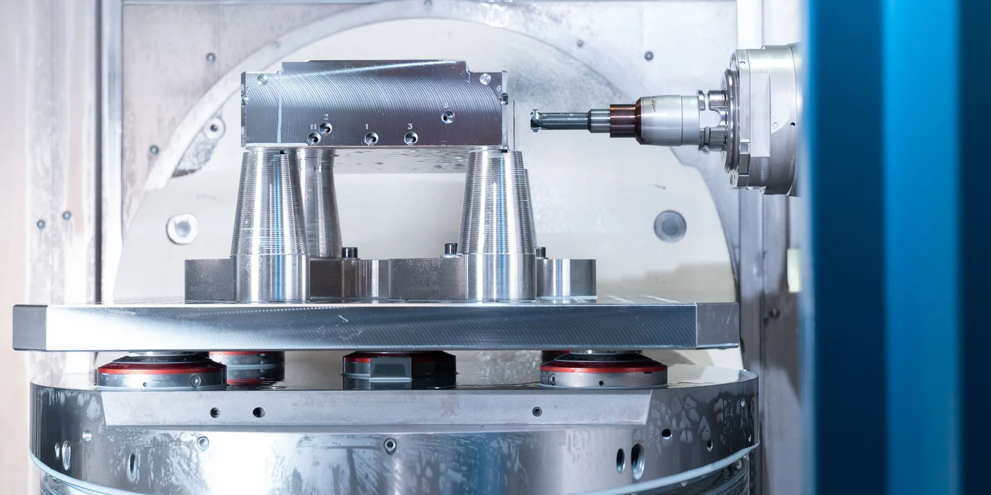 Sistema a punto zero STARK.hydratec durante una lavorazione di fresatura