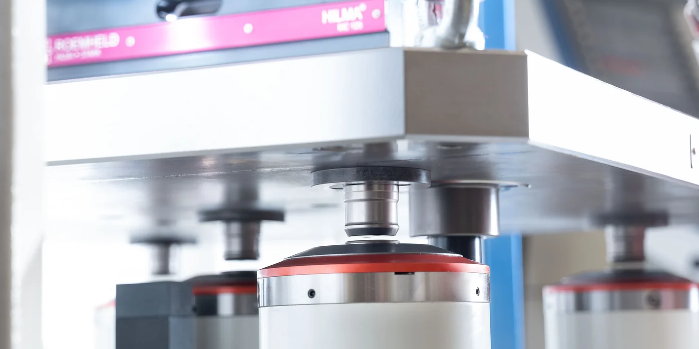 Bloccaggio di un pallet con morse Hilma su sistemi a punto zero STARK.hydratec