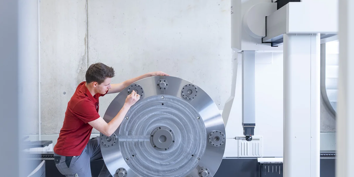 Processo di test e misurazione finale prima della consegna di una piastra con punti zero STARK.classic.NG nello stabilimento di Rankweil in Austria